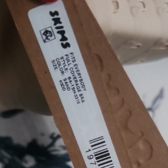 NWT SKIMS 40DD MSRP$68.00 Fits Everybody Full Coverage Wired Sand - Picture 2 of 5